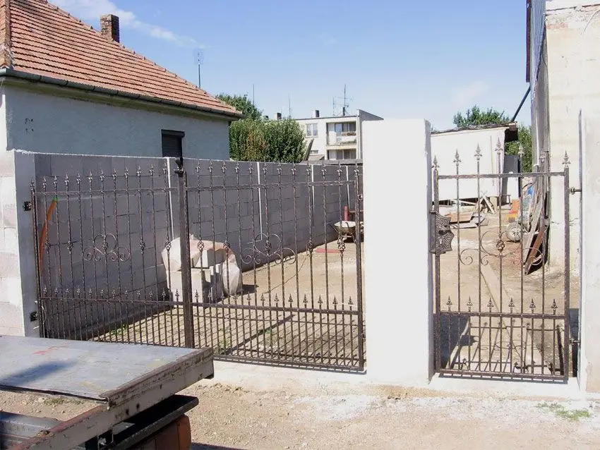 Forged gate B32 – Photo 1 of 1