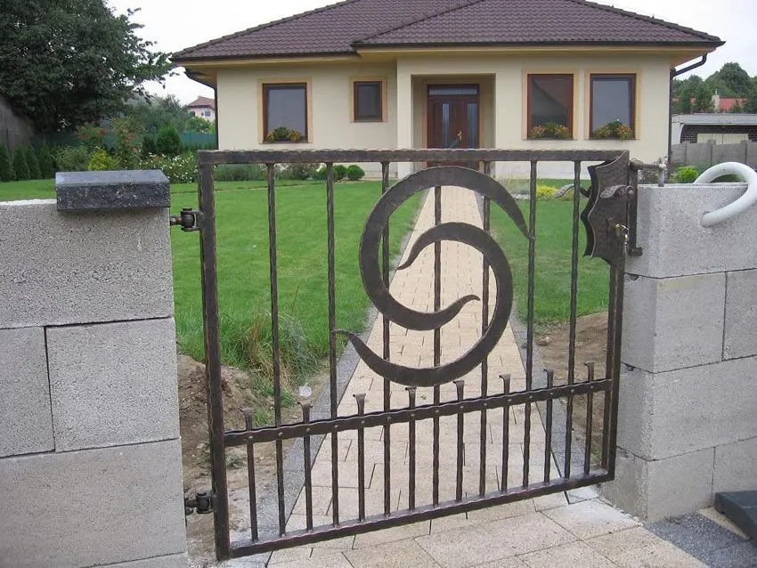 Forged gate B8 – Photo 1 of 1