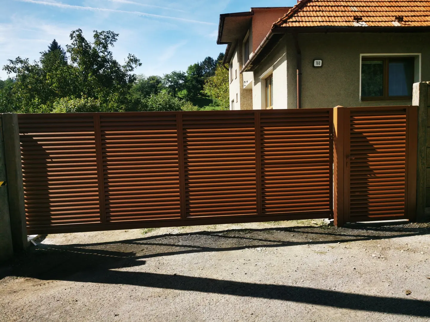 Lamellen-Schiebetor in Holzoptik – Foto 1 von 1