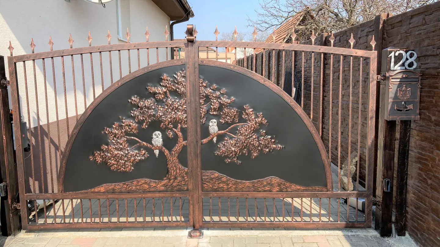 Forged gate R90 – Photo 1 of 1